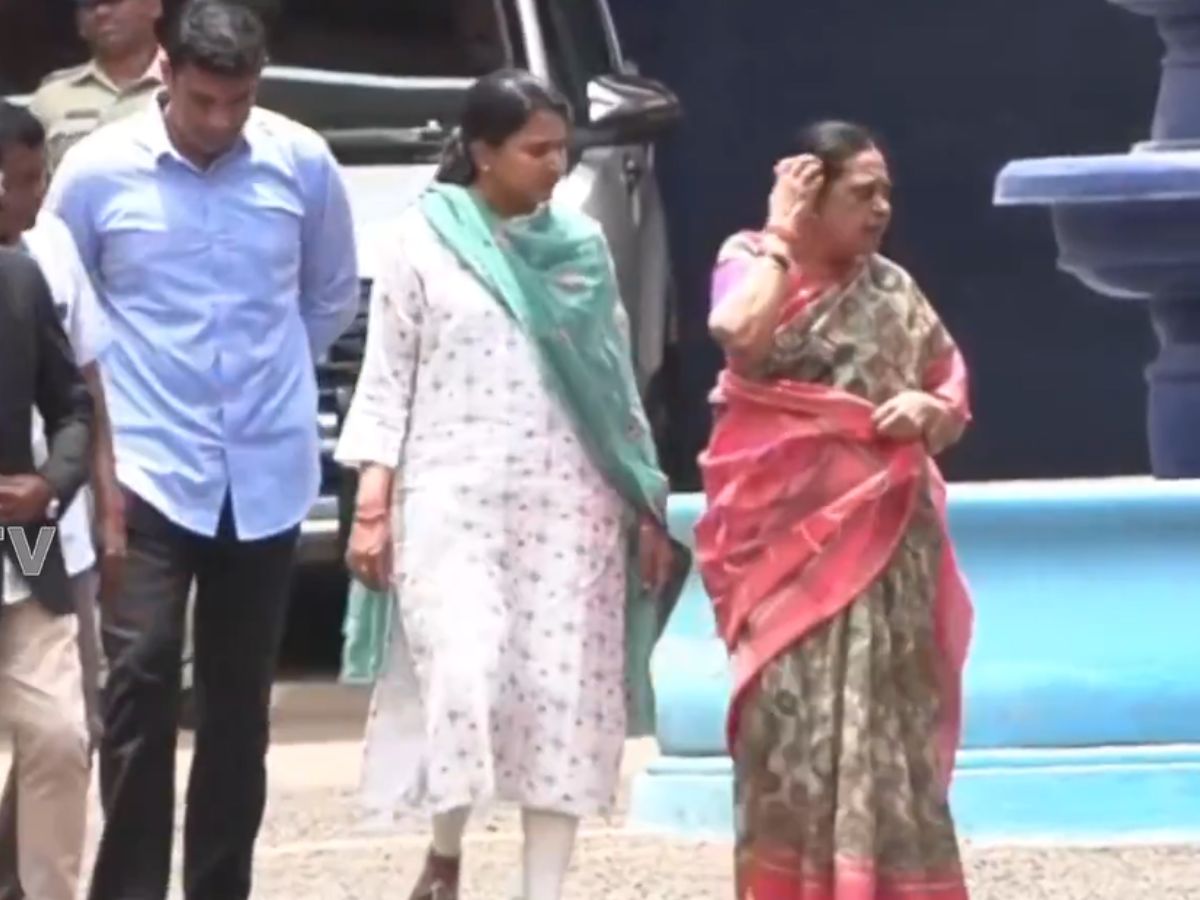 Mithun Reddy Family Mithun Reddy: మిథున్ రెడ్డితో తల్లి, సోదరి ములాఖత్