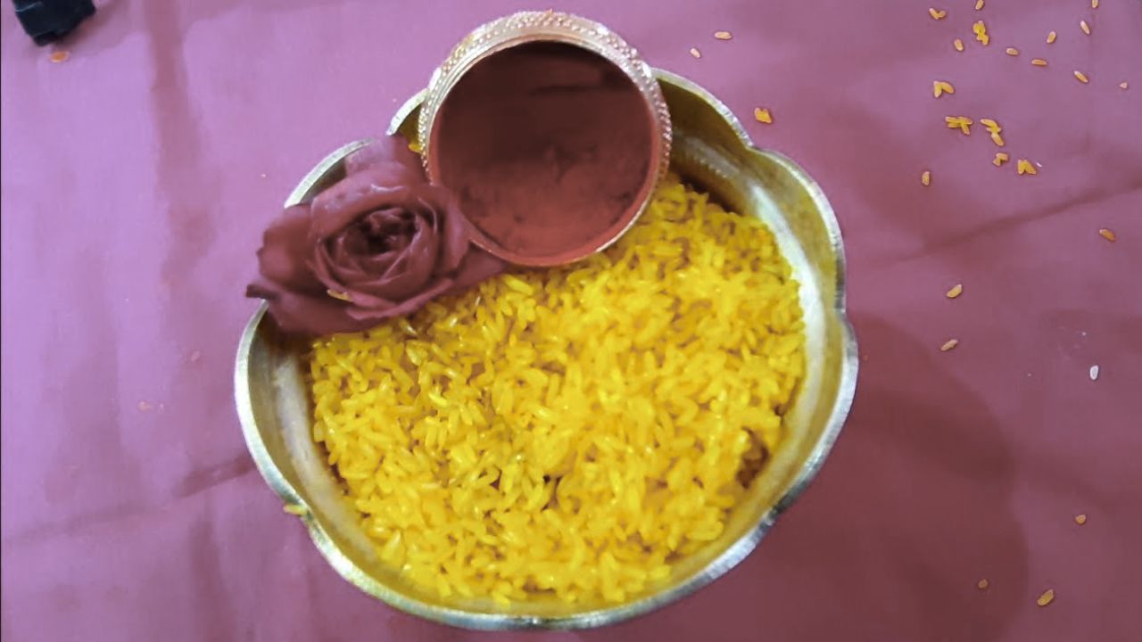 Why Akshinthalu Are yellow – The Divine Meaning Behind Placing Them on the Head