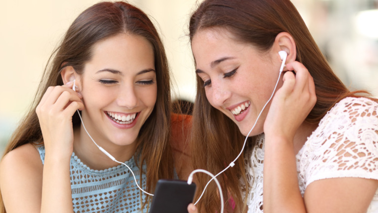 Is Sharing Earphones Dangerous? Experts Issue a Warning