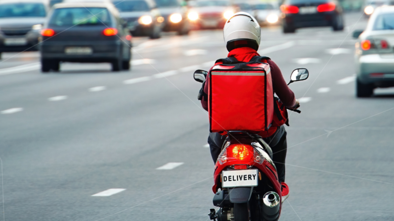 Delivery in Just 3 Minutes Instead of 9?.. Foreigner Left Shocked!