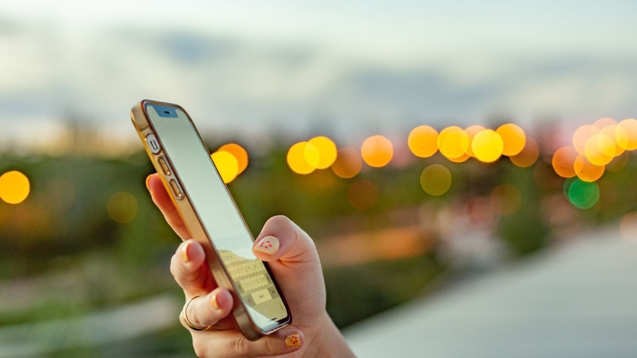Smartphone Thumb: Causes, Symptoms, and Prevention Tips