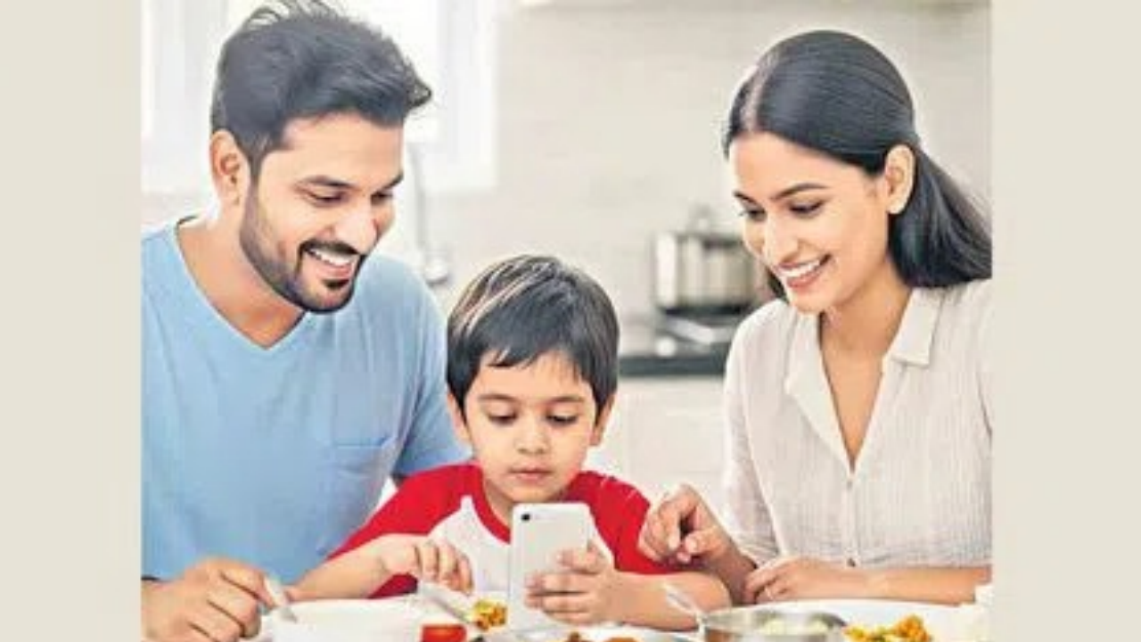 Kids Eating With a Phone? These Hidden Health Risks May Surprise You